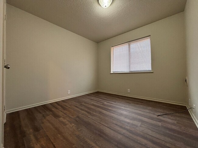 Building Photo - Renovated 2 Bedroom, 1 Bath Apartment at t...