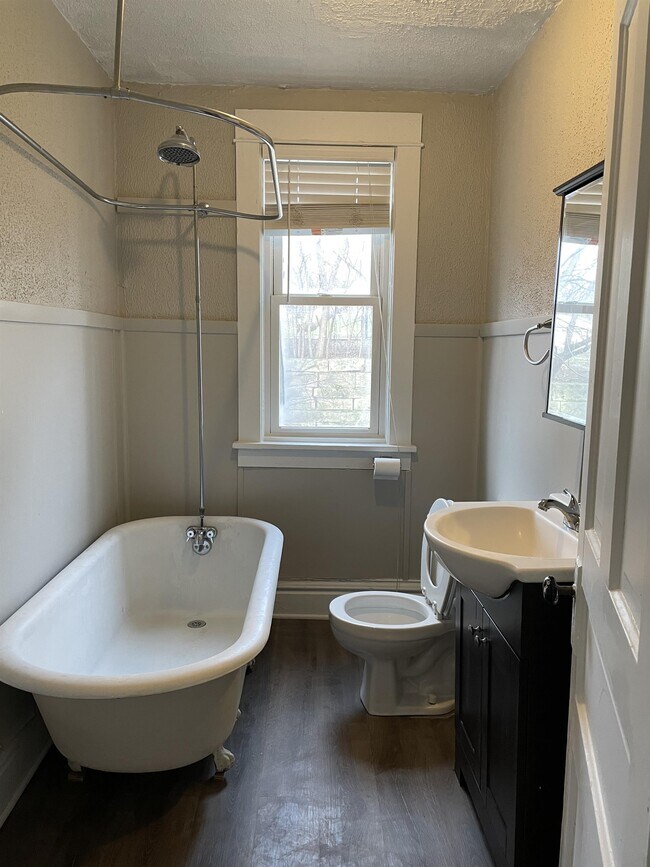 Building Photo - 651 Caledonia Pl