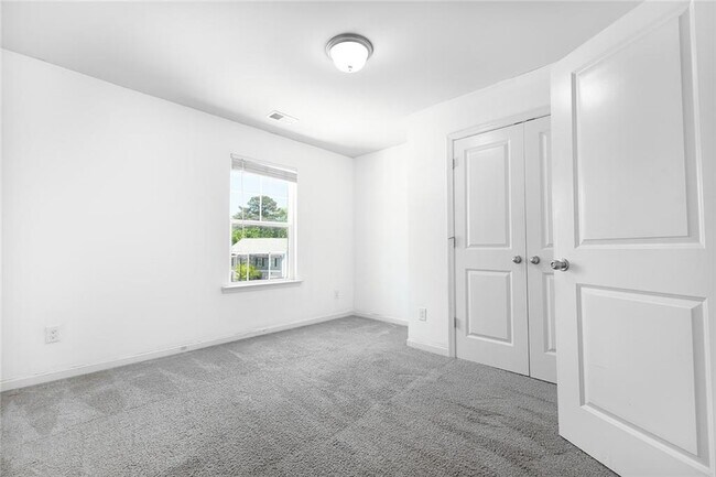 Building Photo - 7095 Gladstone Cir