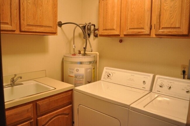 Building Photo - 1 Bed 2 Bath View Point Community TOP Floo...