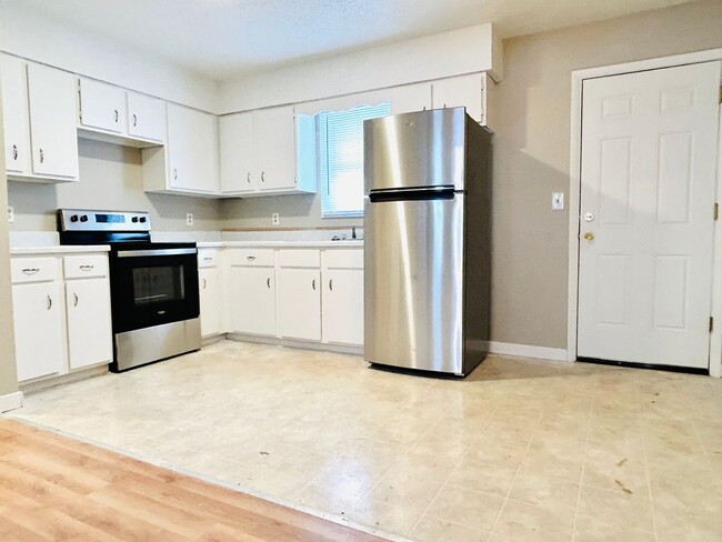 Building Photo - Spacious Home, Fresh Interior