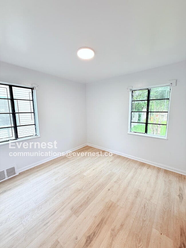 Building Photo - 18184 Riopelle St
