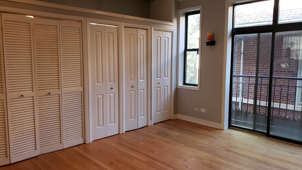 Main Room with closets - 4044 N Kedvale Ave