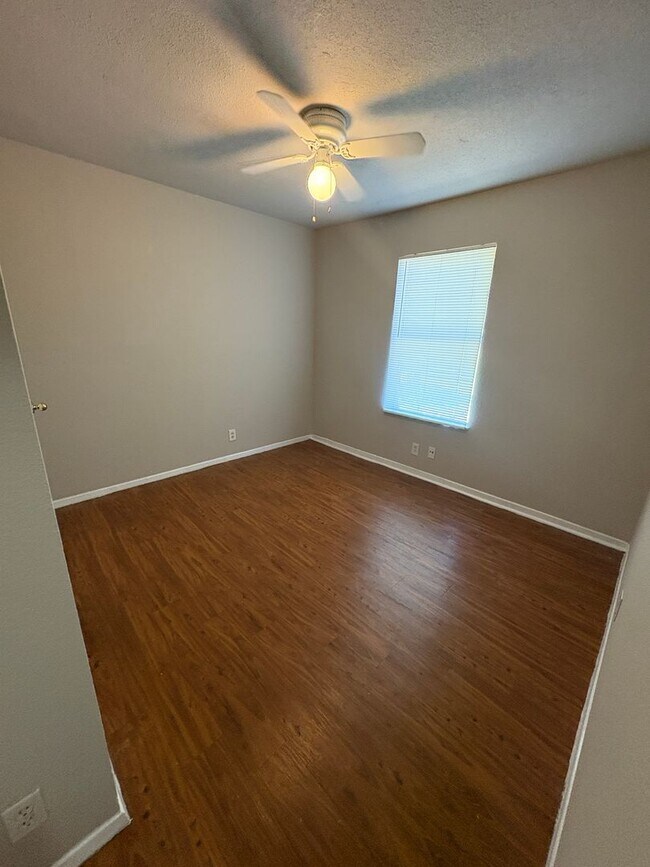 Building Photo - 704 Osage Dr