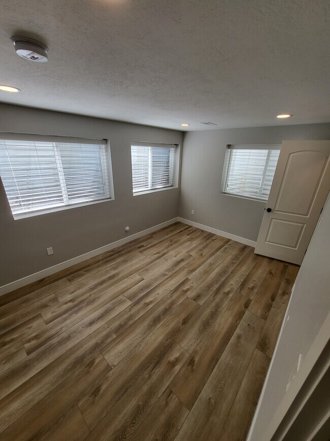 Master Bedroom 9' 6" x 13' 10" (3 windows, 1 closet) - 1307 N 60 W