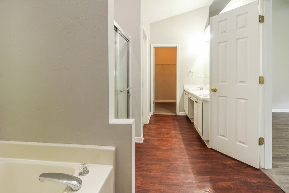Building Photo - 5729 Lakeview Cir