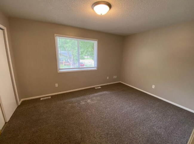 Building Photo - 1601 Pleasant View Dr