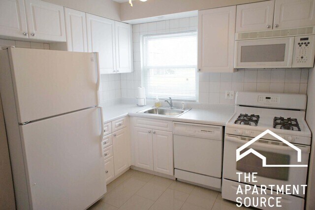 Building Photo - 4100 N Pontiac Ave