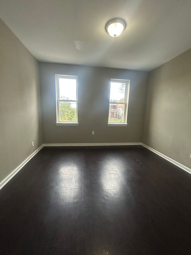 Building Photo - This end-of-row townhome Old Uptown Harris...