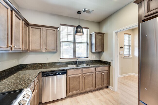 Building Photo - Awesome 2BE/2.5BA in the Pristine Park at ...