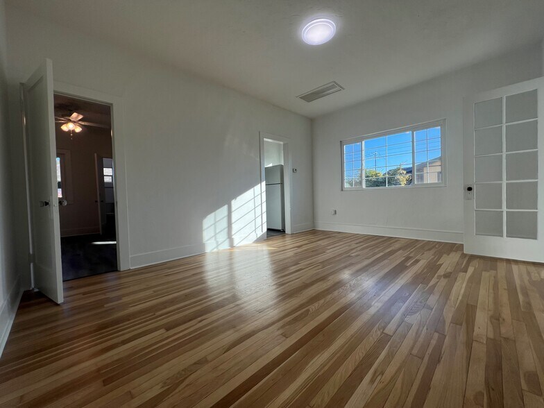 Building Photo - 312 W Lynwood St