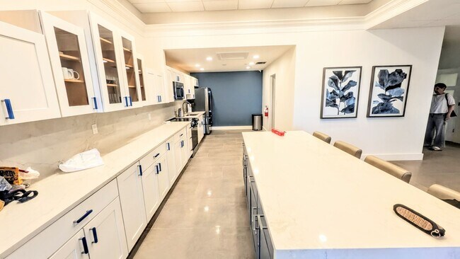 Building Photo - Annual UNfurnished Siesta Key Gulf front 2/2 condo with water views!