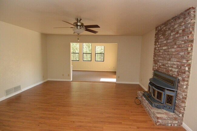 Building Photo - Green Acres Neighborhood