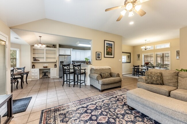 Building Photo - 3658 Redbud Ln