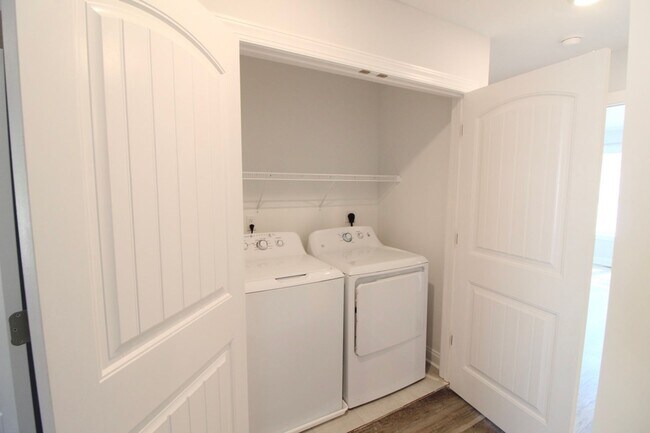 Building Photo - Stylish and Spacious Townhome Near Sentara – 4 Beds | 3.5 Baths | 2,300 Sq. Ft.