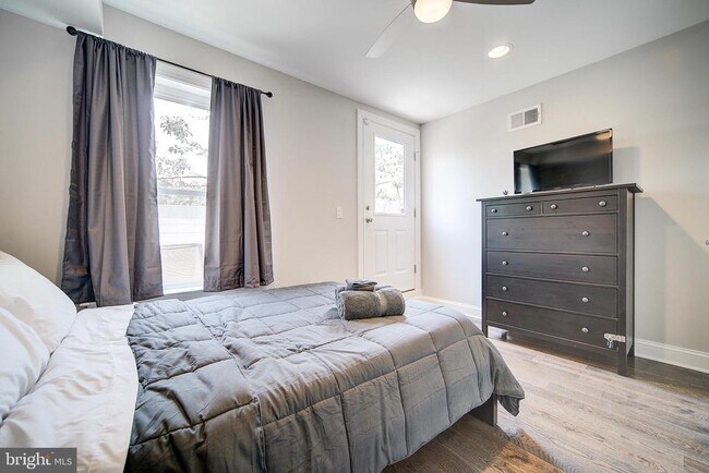 Building Photo - 1513 S Lambert St