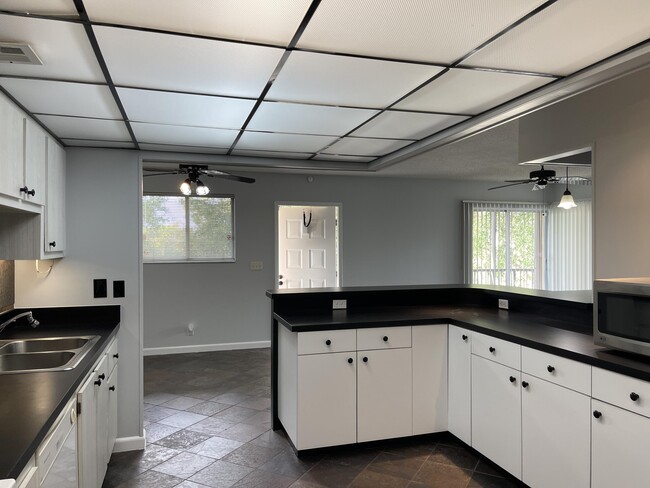 Building Photo - 1850 Fairview Villas Dr