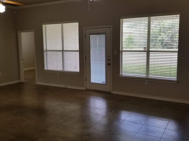 Building Photo - Great Home!