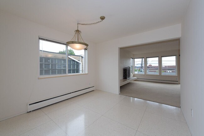 Building Photo - 2023