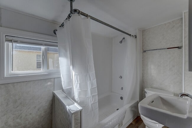 Building Photo - 812 Allen Ave