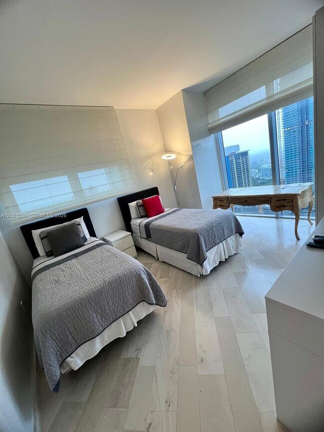 Building Photo - 1300 Brickell Bay Dr