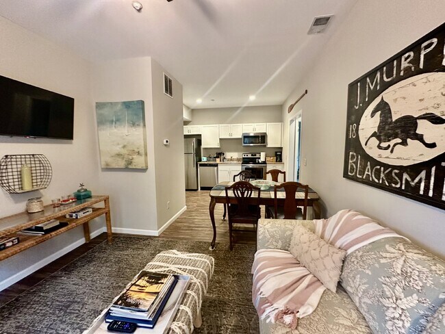 Building Photo - Two Bedroom Apartment in the Heart of Bluffton's Promenade!