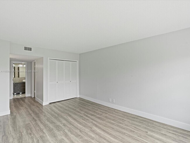 Building Photo - 3150 N Palm Aire Dr