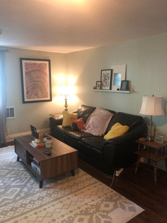 Building Photo - Charming 2 Bed/ 1 Bath upstairs Apartment ...