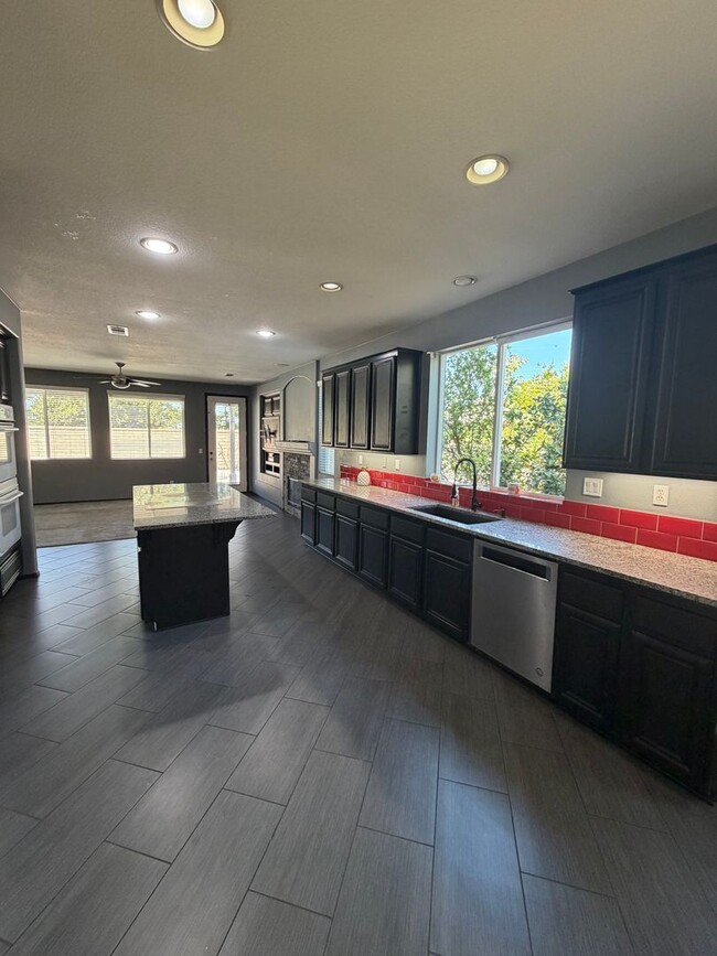 Building Photo - 885 Alsace Dr