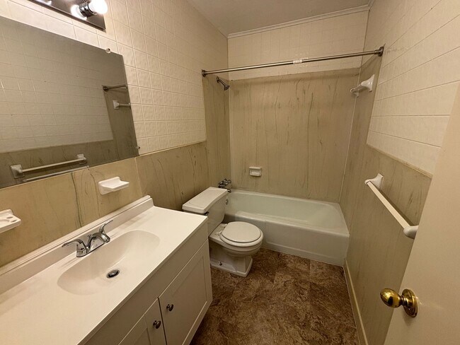 Building Photo - 1815 S Erie, Apt 1-4