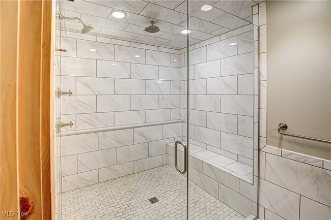 Building Photo - 425 W Lakeside Ave