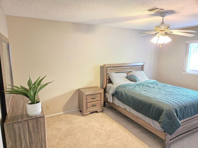 Building Photo - 6413 W Roy Rogers Dr
