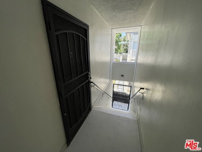 Building Photo - 205 S Elm Dr