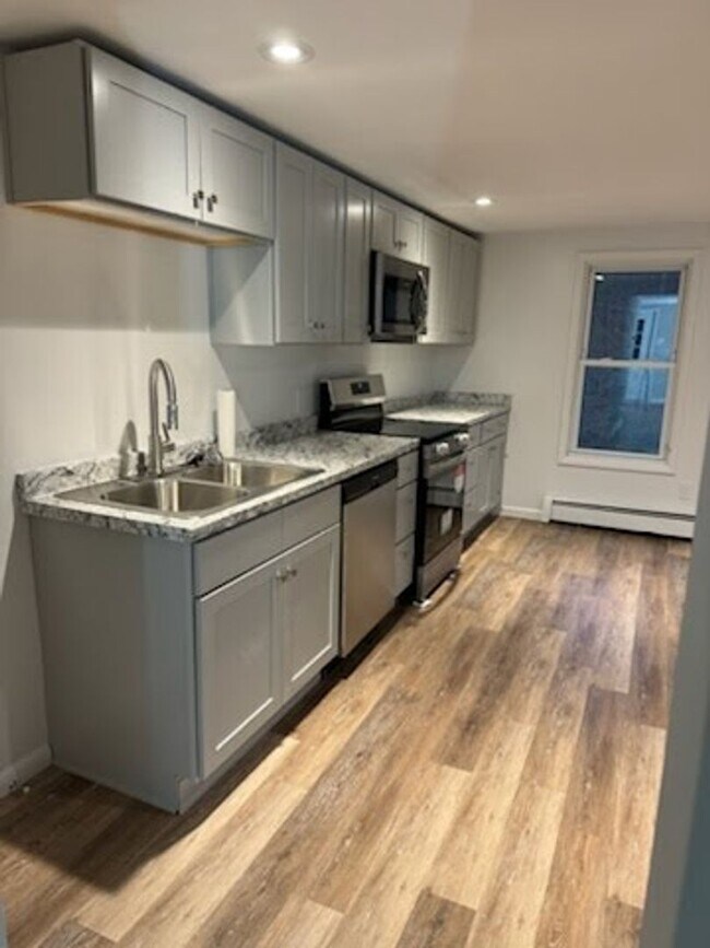 Building Photo - AVAILABLE NOW! Economical home with wood floors, Palisades Schools, laundry, gas heat