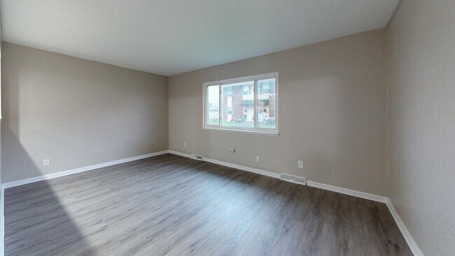 Building Photo - 630 Abbe Rd S