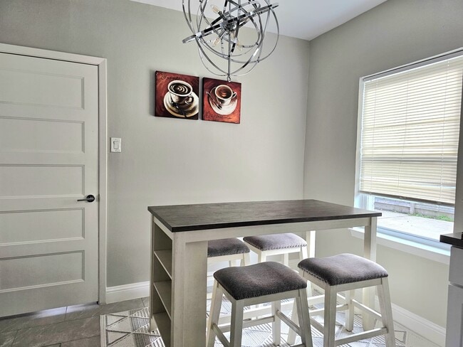 Breakfast area - 5027 Wigton Dr