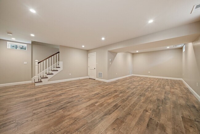 Building Photo - 15 Lakeview Ave