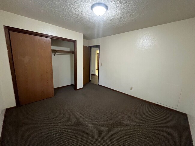 Building Photo - 2 Bed Apartment at the Driftless Apartment...