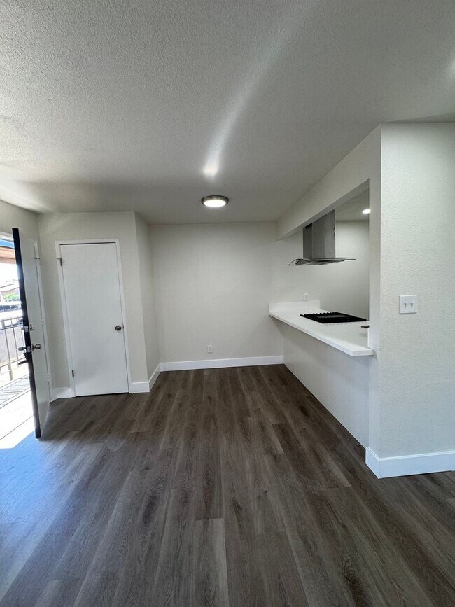 Building Photo - 2 Bed 1 Bath Apartment move in ready!!