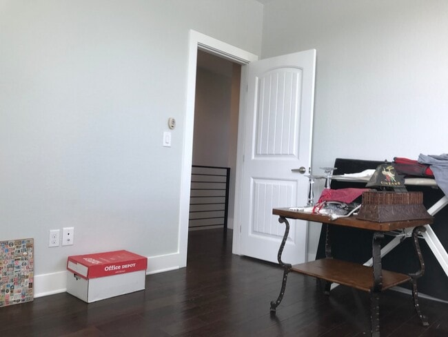 Building Photo - BEAUTIFUL, OPEN TOWNHOUSE CLOSE TO DOWNTOWN
