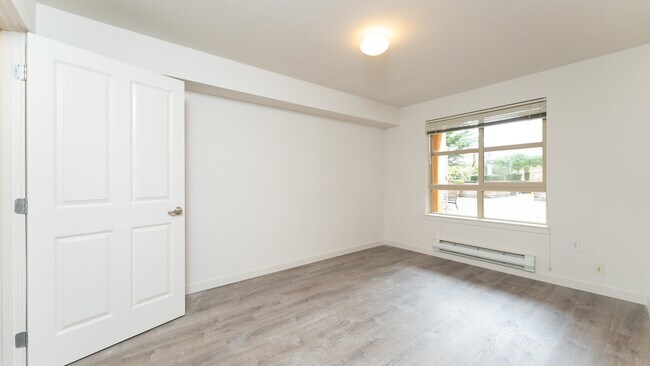 Building Photo - 118 107th Ave NE