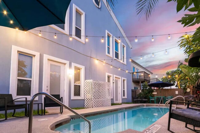 Building Photo - 117 E Campeche St