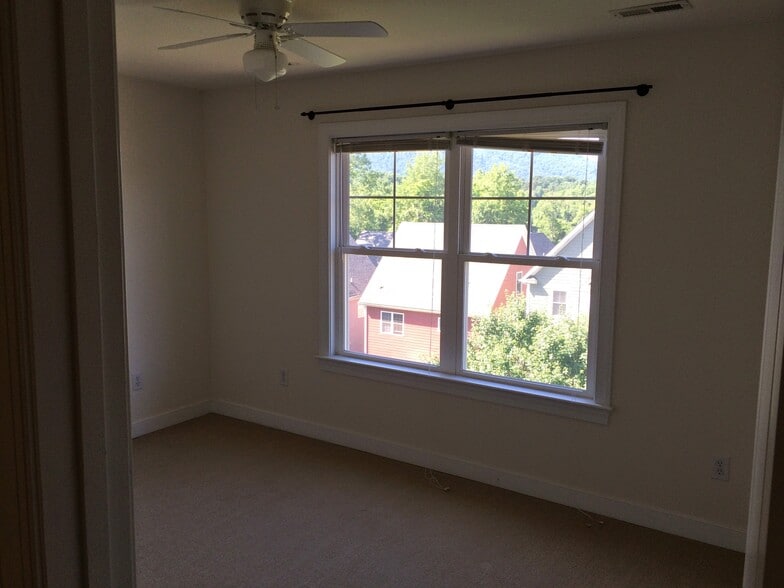 Bedroom 2 - 710 Palatine Ave