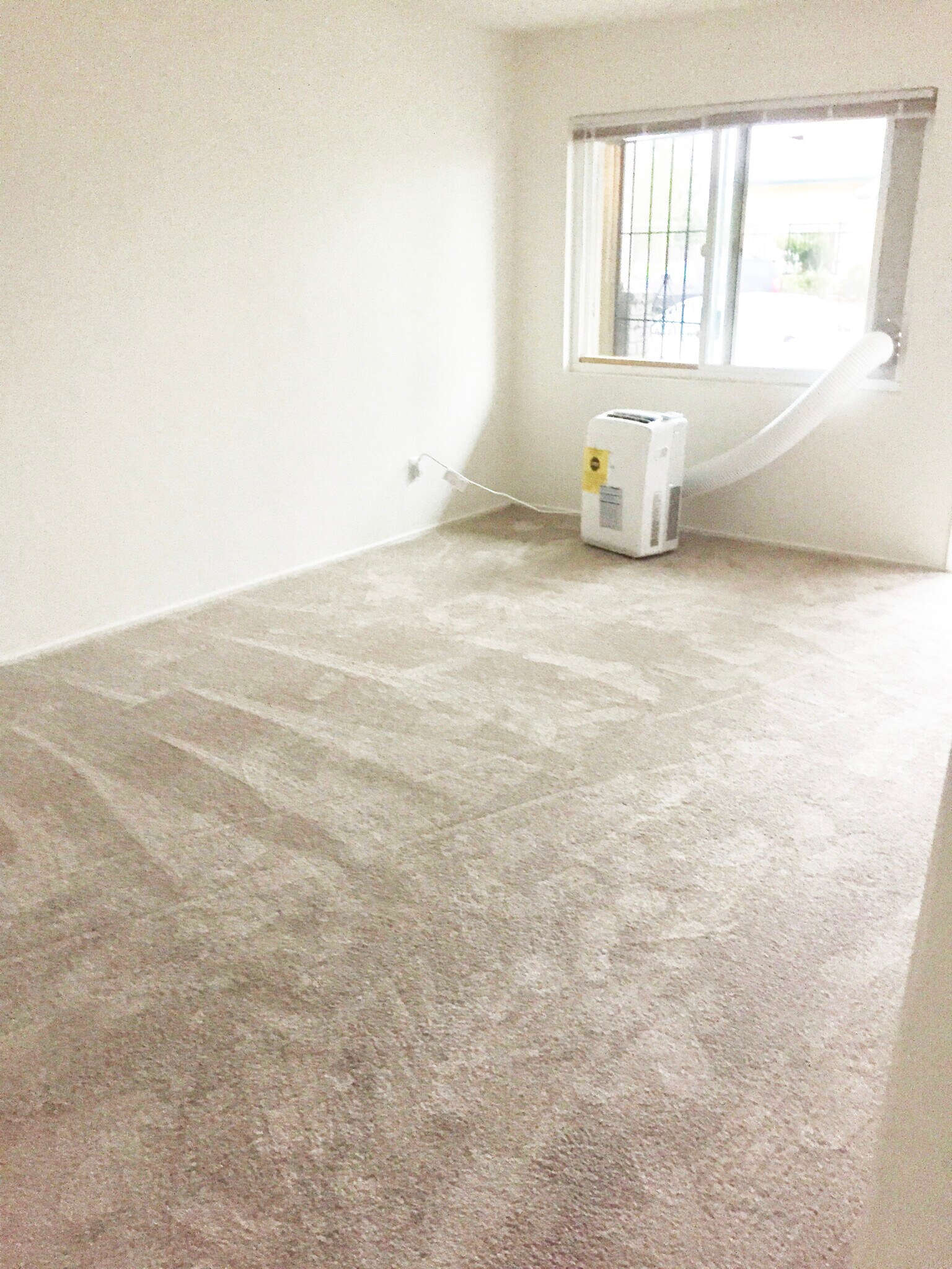 living room is large - 487 E Park Ave