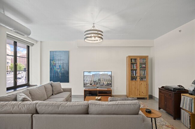 Building Photo - Logan Circle Condo