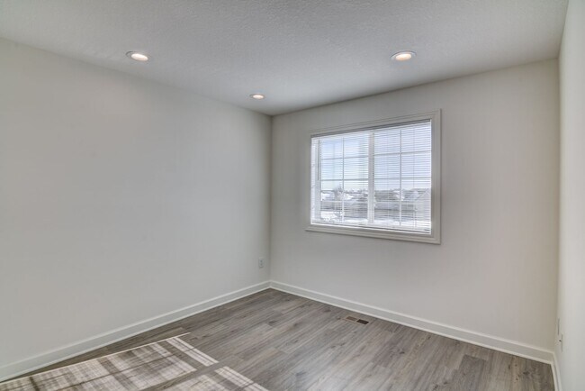 Building Photo - 3 Bedroom Town Home