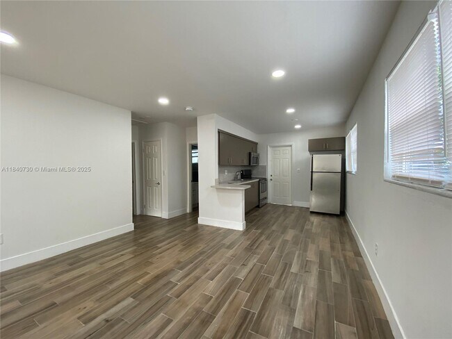 Building Photo - 365 NE 55th Terrace