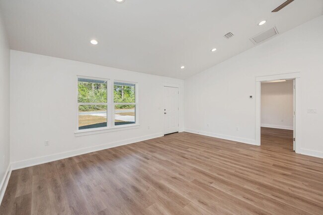 Building Photo - 68 Iris Ln