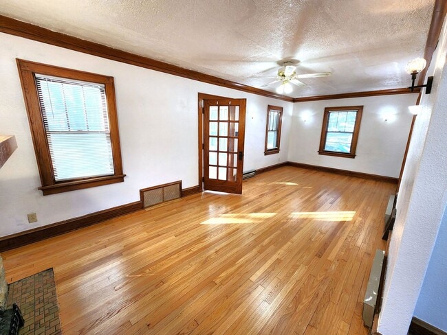 Building Photo - 3-bedroom single family in West Allis - Av...