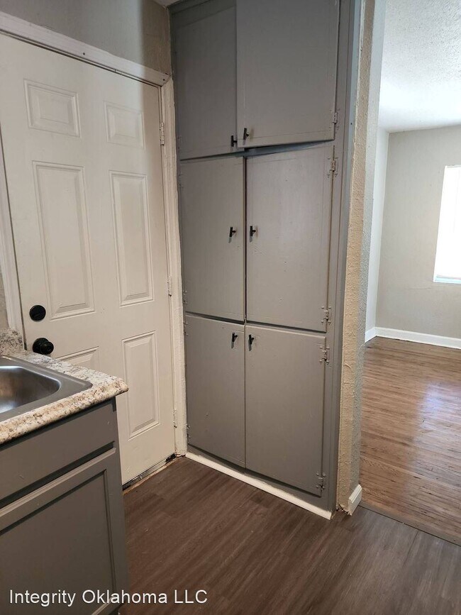 Building Photo - 2 br, 1 bath House - 900 N. Redbud Dr.